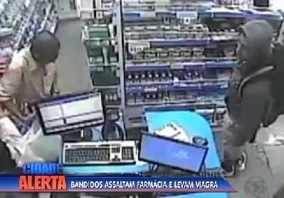 Câmeras de segurança do local registraram a ação da dupla