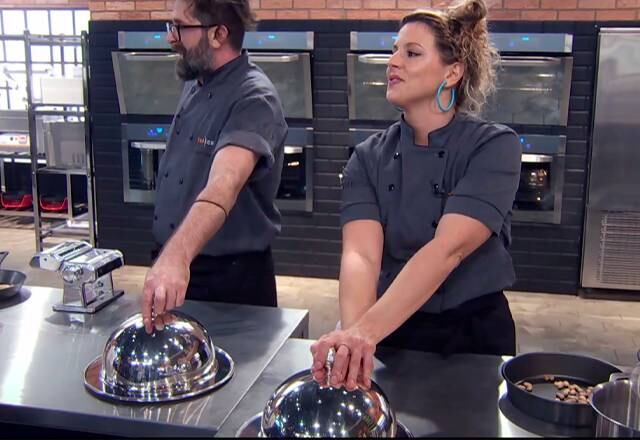 Ingredientes surpresas

Em outra prova do Desafio da Eliminação, os chefs que não levaram a melhor no Teste de Fogo foram desafiados a colocar em prática os ensinamentos da sommelier de chás, Carla Saueressing. Além disso, os competidores também precisaram incorporar três ingredientes-surpresa que foram revelados durante a prova
