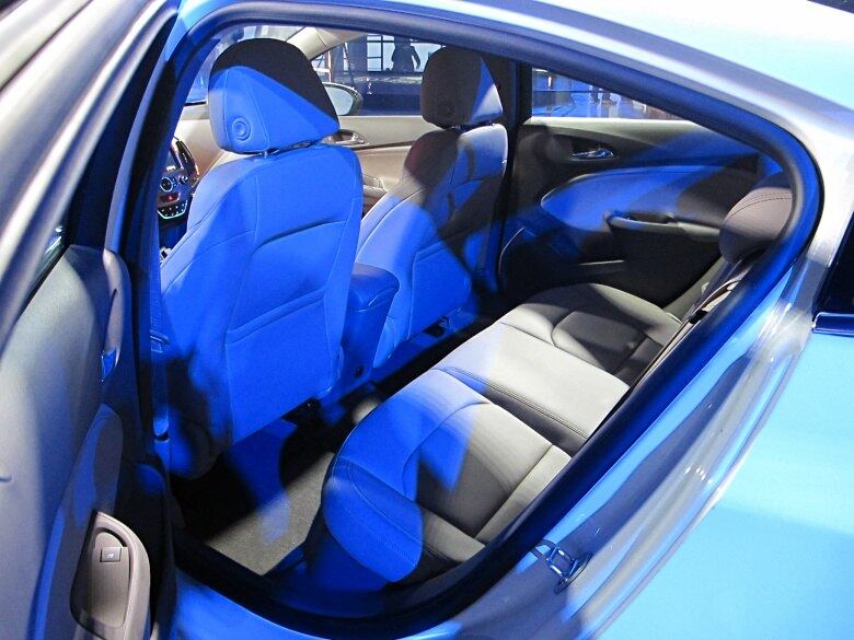 Ainda na cabine, o espaço interno promete impressionar, com ótimo espaço para pernas no bando de trás