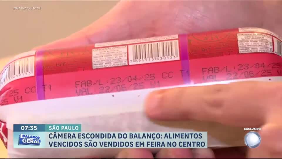 Câmera escondida flagra venda de alimentos vencidos em feira na zona leste de SP