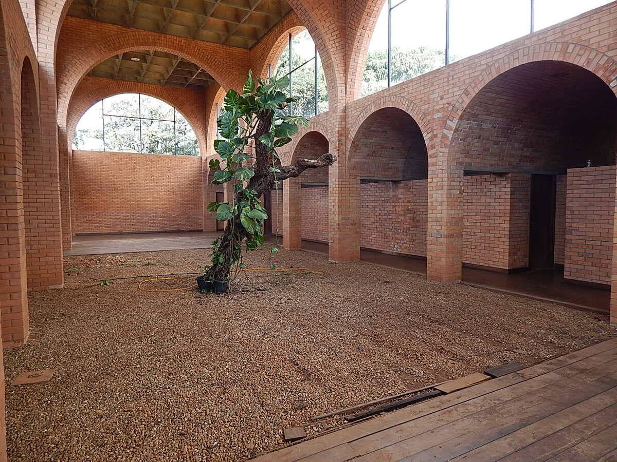 A casa já foi palco
de cenas de quatro filmes, entre eles, Somos tão jovens e uma novela veiculada na
antiga TV Manchete. Esta é uma parte do hall. As áreas com tablado eram
utilizadas como salas íntimas, divididas por um jardim de inverno