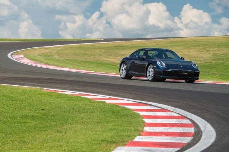 A nova linha 911 ainda traz coeficiente aerodinâmico de 0,29, que é nada mais do que quantidade de arrasto ou resistência de um objeto em um meio fluido, tal como o ar ou a água, e acredite, é um ótimo número