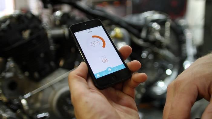 O aplicativo ligado ao isqueiro revela quanto tempo se passou desde a última vez em que o usuário acendeu um cigarro, quantos foram consumidos dentro de um certo período e até quantas vezes ele dividiu um cigarro com um amigo