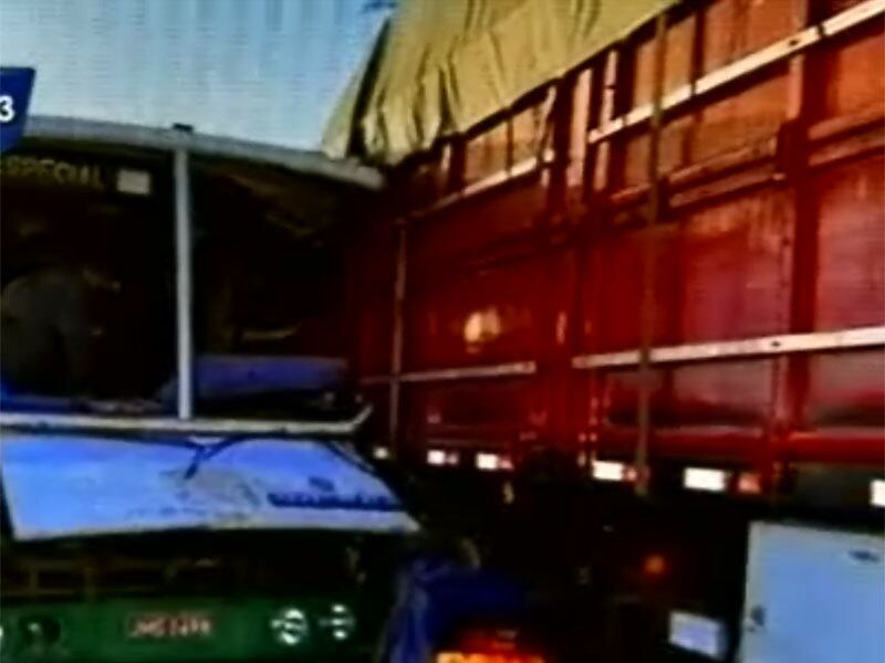 O ônibus, que transportava 56 romeiros, colidiu frontalmente com a carreta