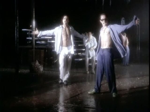 Molhadinhos
Quando eles apareceram
molhados e sem camisa no clipe Quit Playing Games With My Heart. Inesquecível e tão sexy! Veja o o vídeo
