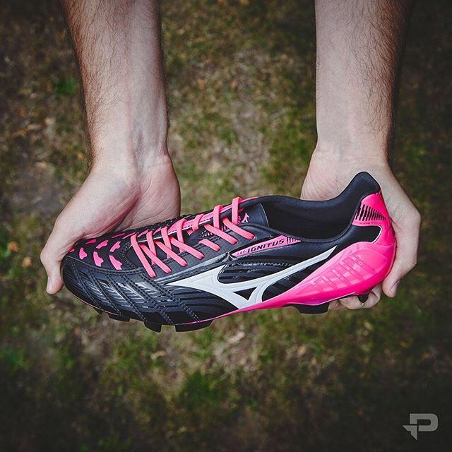 Apostando nas cores preto e rosa, a Mizuno também lançou seu novo modelo