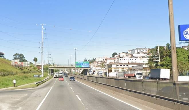 Veículo tombou próximo ao km 276 da rodovia Régis Bittencourt, em Embu das Artes