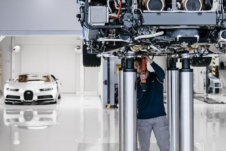 O coupé é movido pelo incrível motor W16 de 8.0 litros gerando 1.521 cv de potência e 163 kgfm de torque entregues entre 2.000 a 6.000 rpm. Tornando-se o modelo de produção mais veloz do mundo