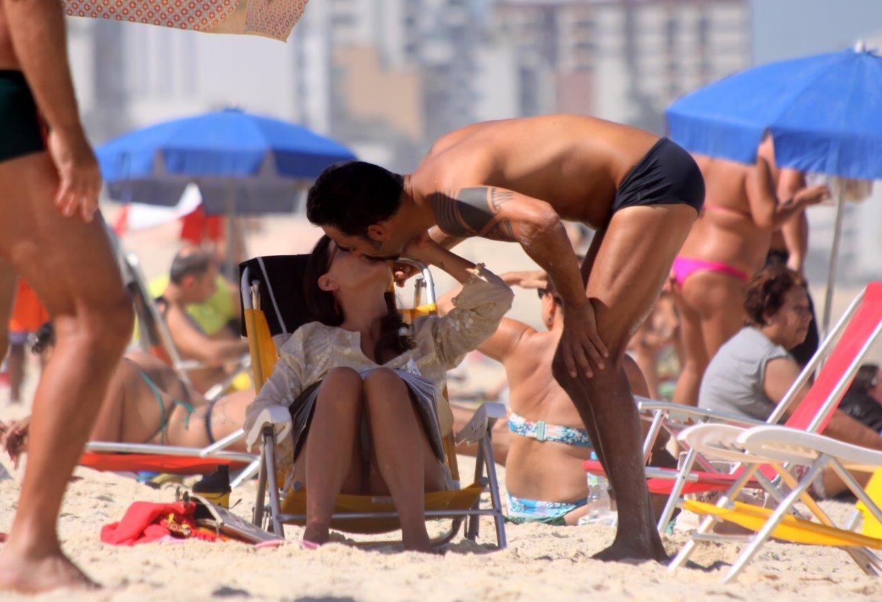 Carolina chegou à praia usando uma bata branca 