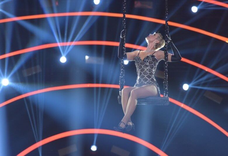 Com um look maravilhoso, Xuxa atraiu a atenção do público ao fazer acrobacias do musical Moulin Rouge no Dancing Brasil 3!