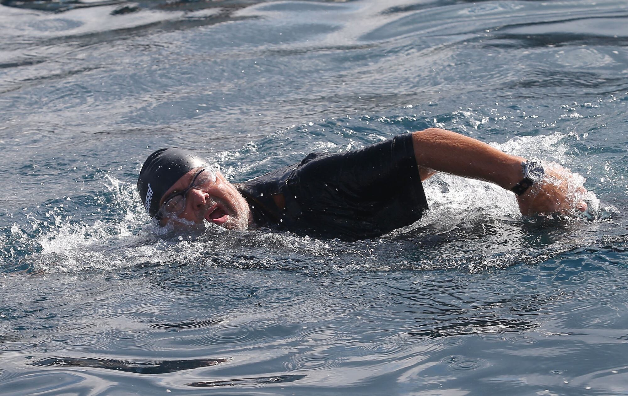 Canalizador da insatisfação dos jovens e desempregados contra a classe política, está perto de se converter na terceira força do país, atrás do Partido Democrático (PD, esquerda) e do Povo da Liberdade (PDL, direita).
O mago dos meios de comunicação e rosto mordaz da televisão nos anos 70 e 90, até ter sido silenciado e censurado, denuncia agora as intrigas da velha política, critica seus privilégios e o capitalismo selvagem e corrupto, alcançando enorme popularidade