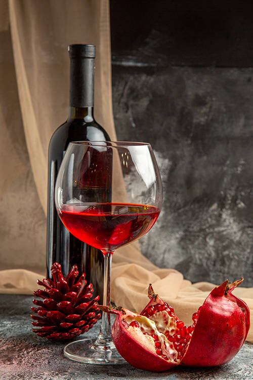 Drink Kir Royal da Sorte - Ponha 25 ml de essência de melaço de romã,. acrescente vinho rosé ou espumante e coloque umas sementes de romã.