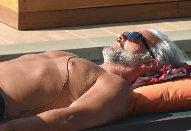 Mas o nosso "galã" da piscina é o peão Mateus Carrieri. O ator não perde um dia de Sol e aproveita as tardes para dar aquela atualizada no bronzeado