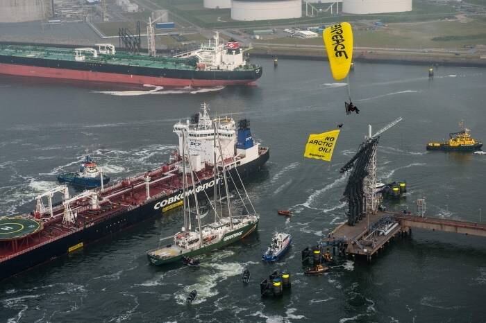 Trinta ativistas do Greenpeace, incluindo o capitão da embarcação Rainbow Warrior, foram detidos nesta quinta-feira no porto holandês de Rotterdam quando tentavam impedir um navio-tanque russo de entregar petróleo extraído no Ártico.

"O capitão foi detido e o barco está sendo levado a outro local", indicou à AFP Roland Eckers, um porta-voz da polícia holandesa.Alguns ativistas haviam saltado uma cerca para impedir a passagem do navio, enquanto outros se posicionaram a bordo de pequenos barcos, entre o cais e o navio "Mikhail Ulianov", para evitar que ele atracasse, segundo a mesma fonte. "Vários ativistas foram presos, cerca de 30", disse