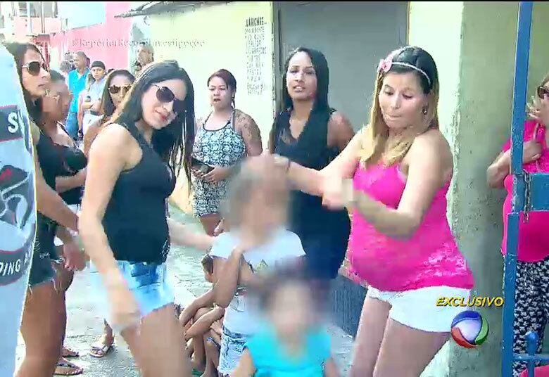 Karina estava nos bailes todo fim de semana. Só abandonou o pancadão há cinco meses, quando descobriu que estava grávida. Ela engravidou de um ex-namorado, com quem ia às festas. O rapaz não assumiu o filho. Em todo o estado, 341 adolescentes que deram à luz entre 10 e 14 anos engravidaram em um baile funk. É quase um caso por dia
