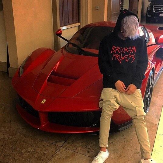 Além de exibir o novo visual, Bieber também ostentou a Ferrari vermelha que tem em casa