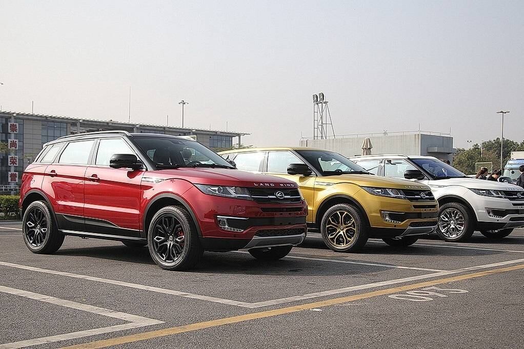 Vistos de longe, os modelos, em questão, conseguem confundir muito bem qualquer pessoa. Embora a versão original seja mais robusta, potente e mais bem equipada