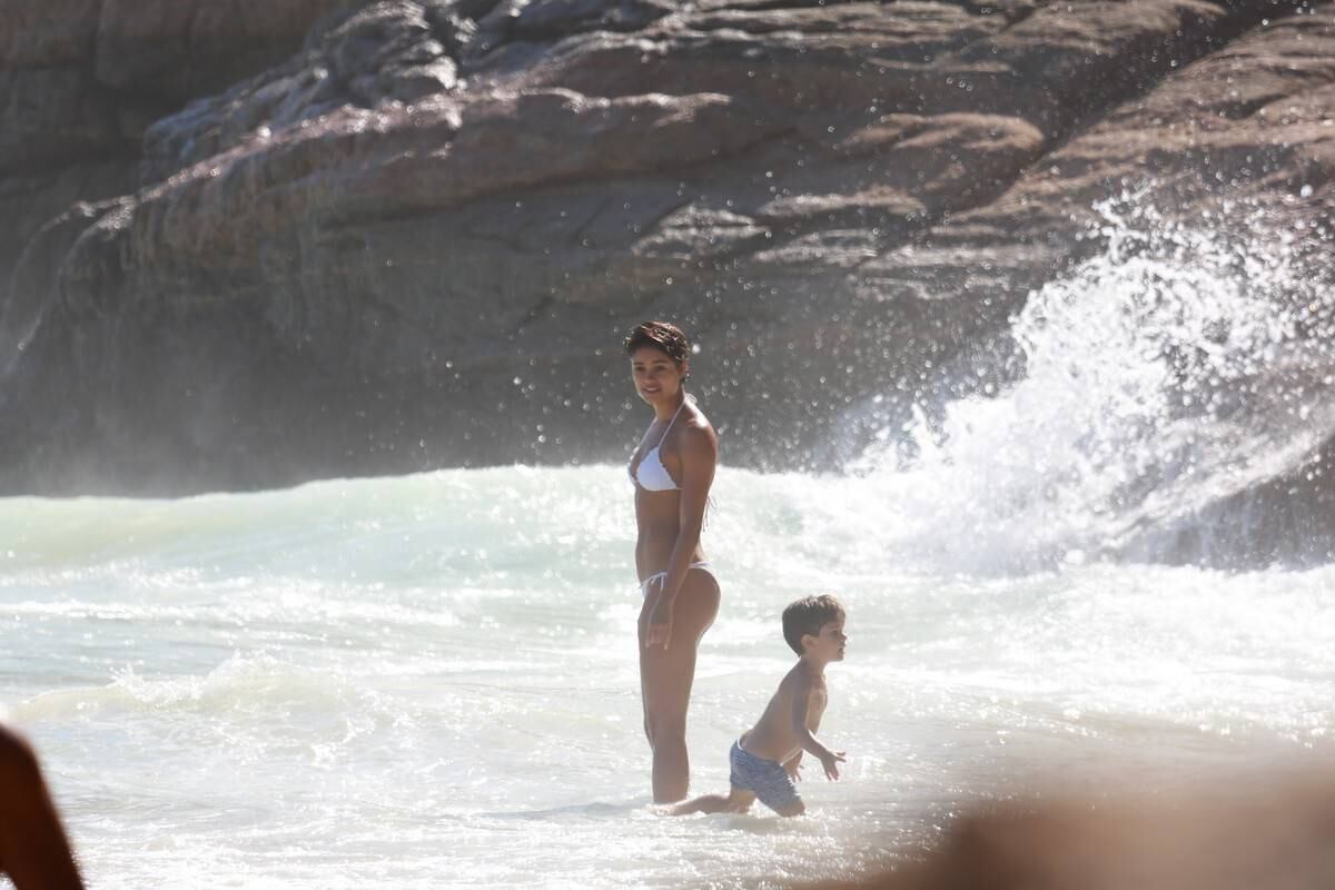 Sophie Charlotte e Daniel de Oliveira se divertem em praia com a família