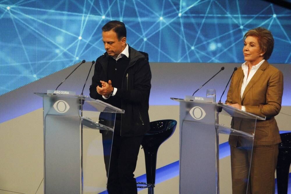 Por conta da minirreforma eleitoral aprovada pelo Congresso, candidatos de partidos com menos de dez representantes na Câmara, só poderiam participar do debate caso a maioria dos concorrentes aceitasse. Com isso, seis candidatos ficaram de fora do debate: Luiza Erundina (PSOL), Ricardo Young (Rede), Levy Fidelix (PRTB), João Bico (PSDC), Altino (PSTU) e Henrique Áreas (PCO).