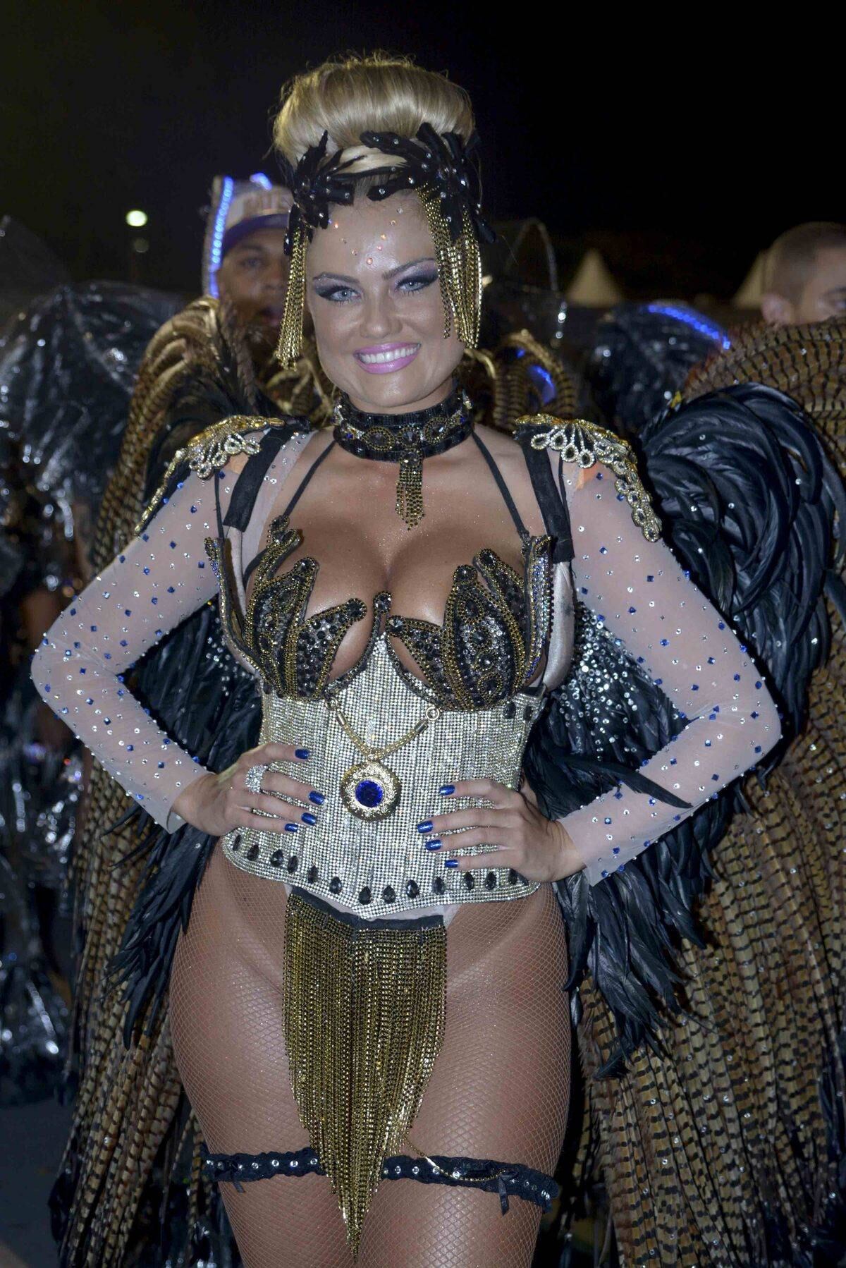 Ellen Roche curte terceiro lugar da Rosas de Ouro no desfile das campeãs de São Paulo