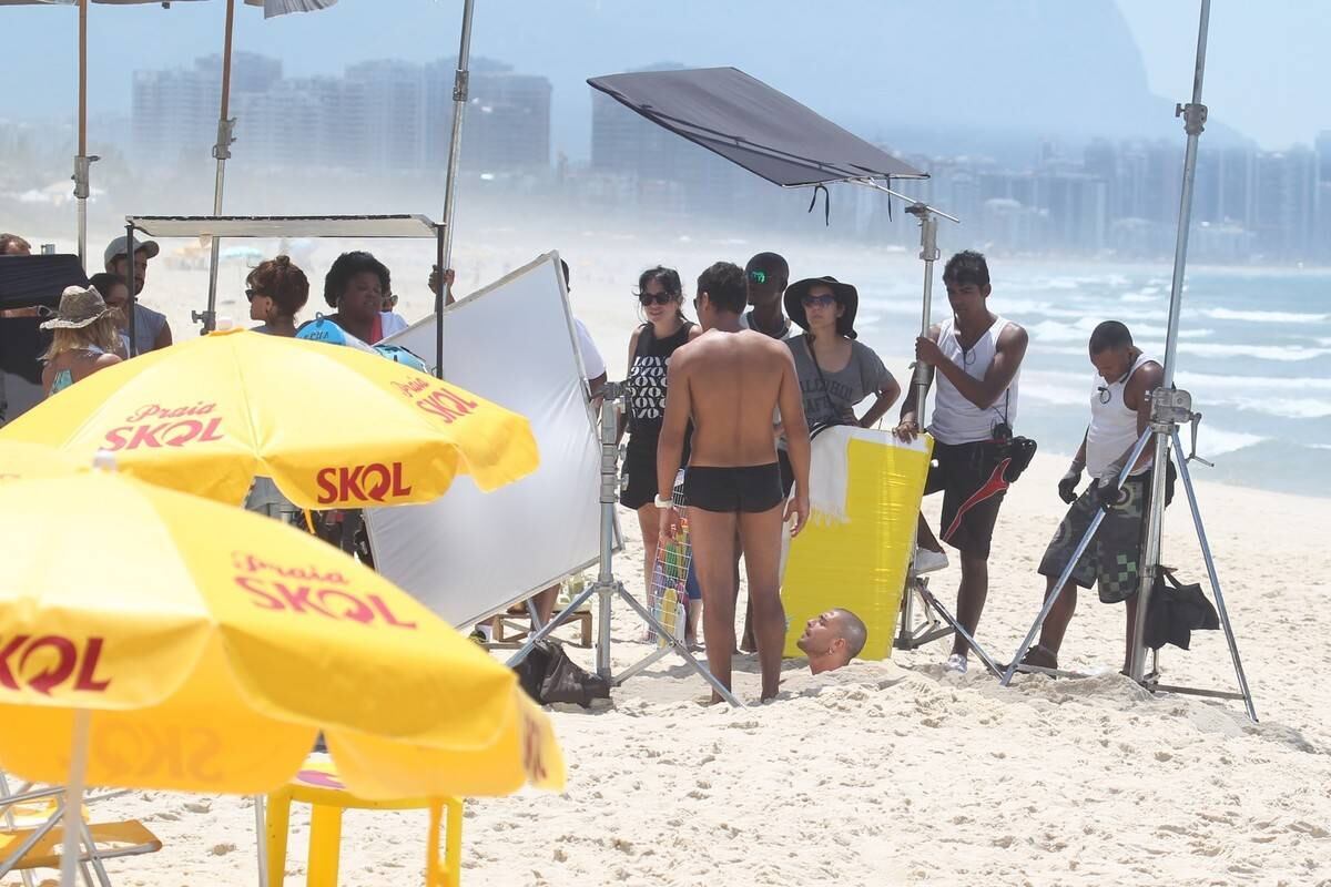 Para uma determinada cena do clique, Diogo Nogueira precisou ser enterrado na areia