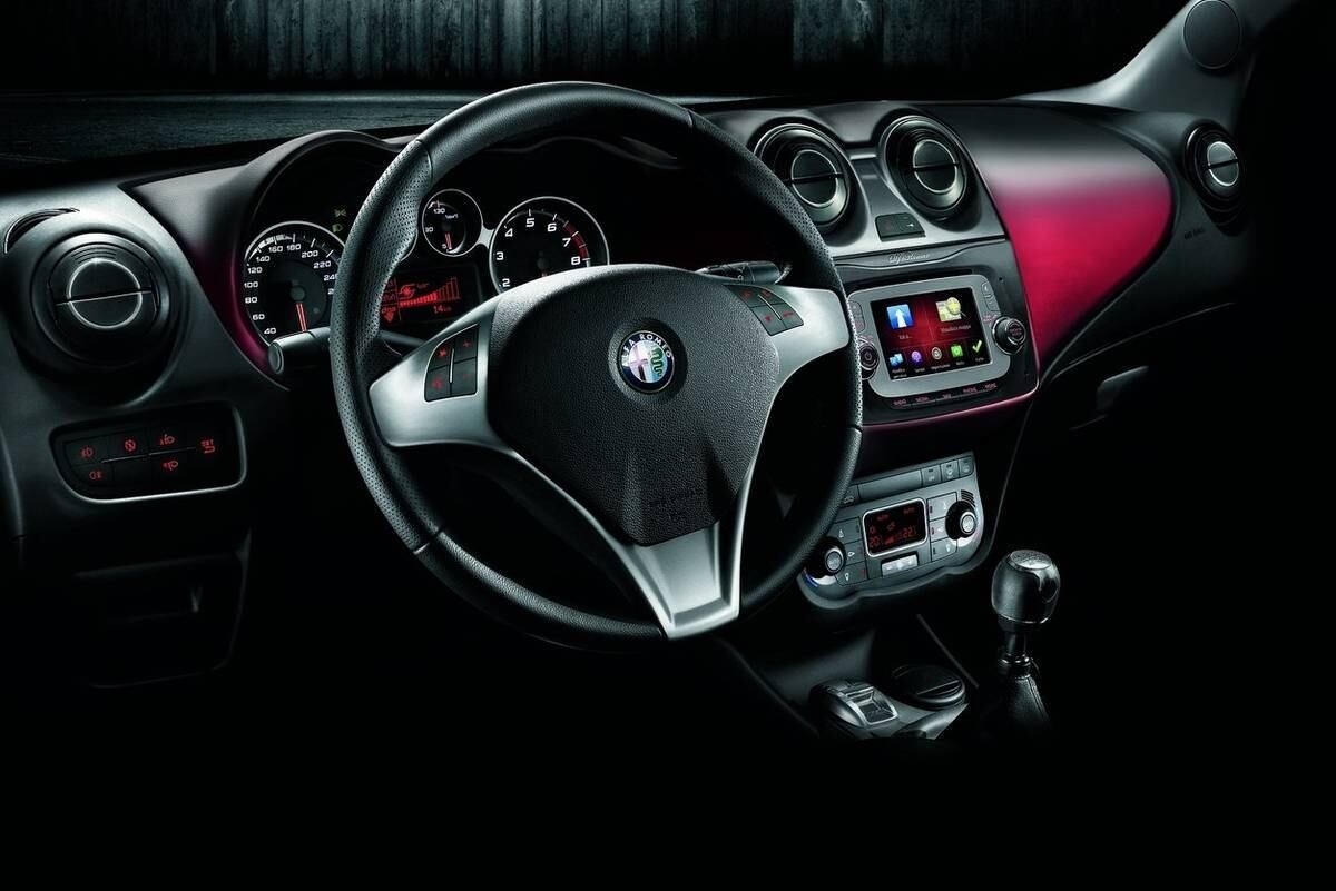 Minimalista, o interior é simples e compartilha diversos componentes com modelos da Fiat. O hatch pode ser equipado com ar-condicionado digital de duas zonas e sistema multimídia
Saiba tudo sobre carros! Acesse R7.com/carros
E confira os melhores preços de novos e usados em r7.icarros.com.br