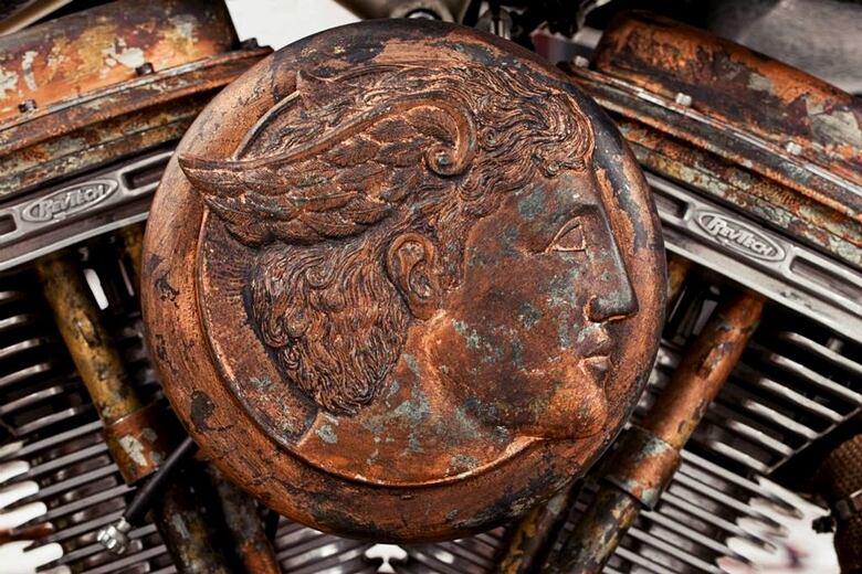 A intenção com o design envelhecido foi, claro, remeter aos tempos dos deuses gregos da mitologia
VEJA TAMBÉM
Ex-clone do Mini Cooper, hatch chinês Lifan 330 agora lembra Fiat 500L e quer nova chance no Brasil
Oráculo R7 Carros: conheça todos os detalhes do hatch compacto Brio, provável popular nacional da Honda
Quer saber tudo sobre carros? Acesse www.r7.com/carros