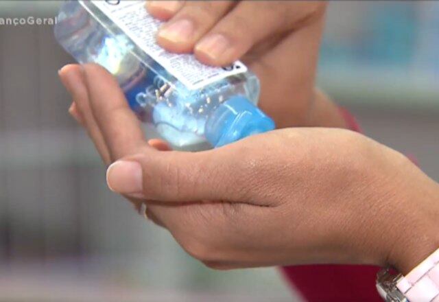 O simples hábito de higienizar as mãos após tocar em objetos que podem ser foco de contaminação, como corrimões, celulares e até dinheiro acaba passando despercebido no dia a dia. Entretanto, esse hábito é essencial em meio a uma pandemia de coronavírus (COVID-19), que já ultrapassa 100 casos confirmados no Brasil. O Balanço Geral informa sobre como podemos nos proteger. Confira!
