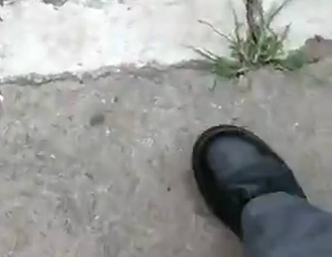 Detalhe mostra pé da pessoa que parece estar segurando a câmera