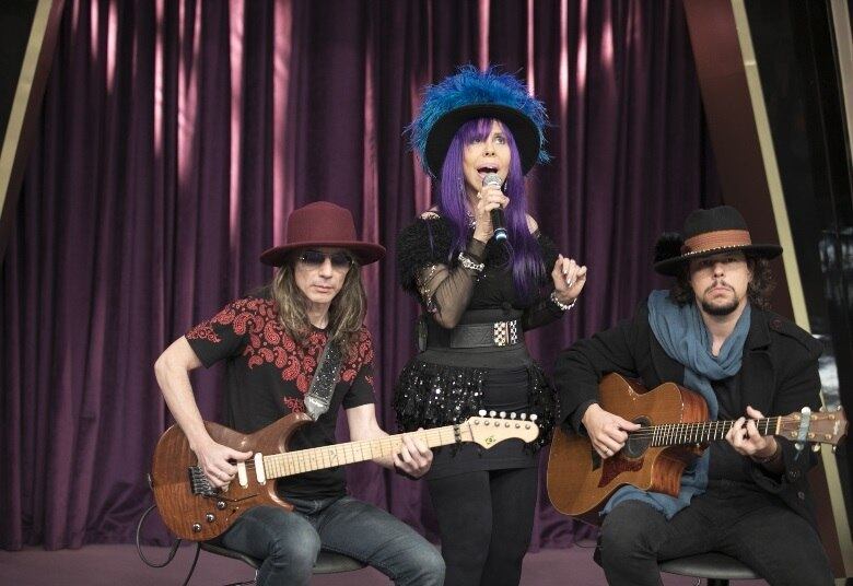 
A cantora é integrante da banda
Novos Baianos, responsável por um dos discos mais celebrados da história da
música brasileira, Acabou Chorare