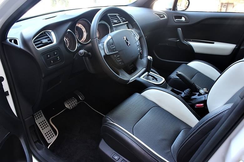 Cabine mistura materiais refinados com elementos esportivos