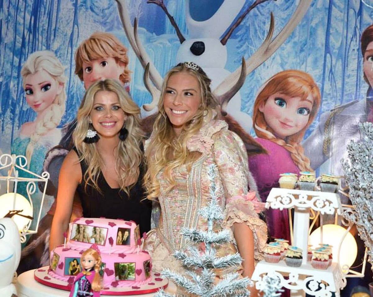 Janaina Jacobina comemora aniversário vestida de princesa da animação Frozen