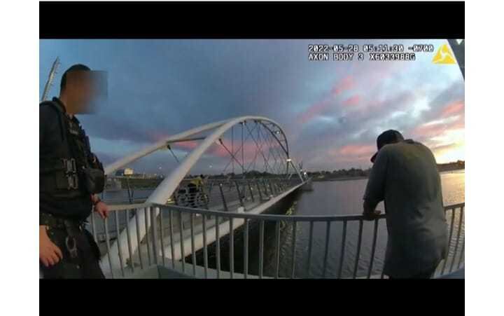 Policial de Tempe (Arizona) conversa com Sean Bickings momentos antes do afogamento