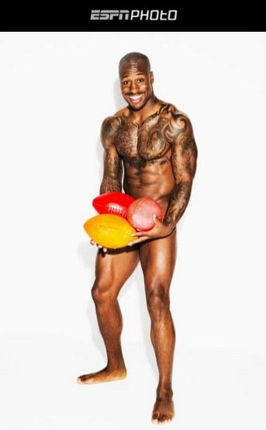 Quem também se divertiu com o seu ensaio foi o jogador de futebol americano Vernon Davis, que mostrou ao mundo as tatuagens normalmente escondidas pelo uniforme do San Francisco 49ers