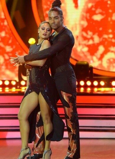 O preto e vermelho no figurino de Diogo Sales e Bella Fernandes abrilhantou o tango de alto nível de dificuldade, mas não foi suficiente para manter a dupla na competição. Diogo foi eliminado com 26,66% dos votos