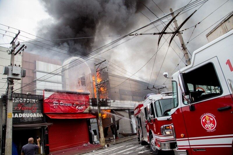 O Corpo de Bombeiros foi acionado por volta das 9h20. Inicialmente a corporação enviou dez viaturas para o local