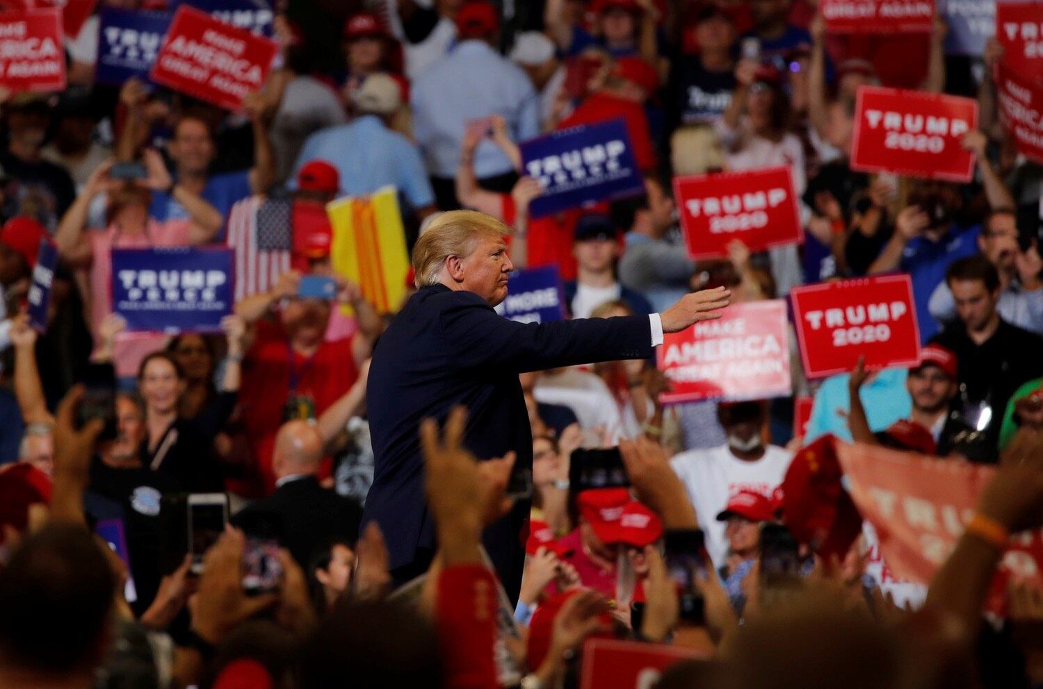 "Nossos opositores democratas radicais se movem pelo ódio e a raiva. Querem destruí-los e quem destruir o nosso país como o conhecemos. Inaceitável. Isso não vai acontecer", afirmou Trump