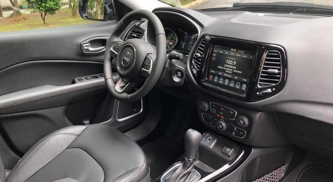 Mesmo não sendo uma versão topo o Compass 2021 é bem equipado para o seu preço