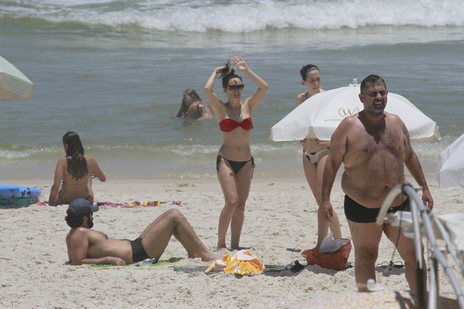 Sem notar que estava sendo fotografada, a atriz curtiu o bom tempo que fazia na cidade