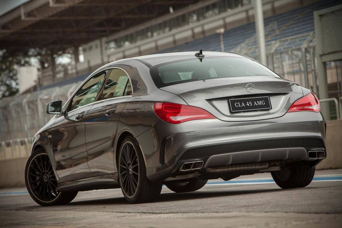 O Mercedes-Benz CLA 45 AMG vem equipado com motor 2.0 turbo com 360 cv, faz de 0 a 100km/h em 4,6 segundos, alcança 250 km/h e ainda tem câmbio esportivo de sete marchas, suspensão especial e tração integral permanente garantem ainda mais eficiência ao automóvel. O preço do superesportivo, porém, é para poucos bolsos: R$ 289,9 mil