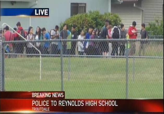 Alunos foram evacuados da escola onde duas pessoas, incluindo o atirador, morreram esta semana