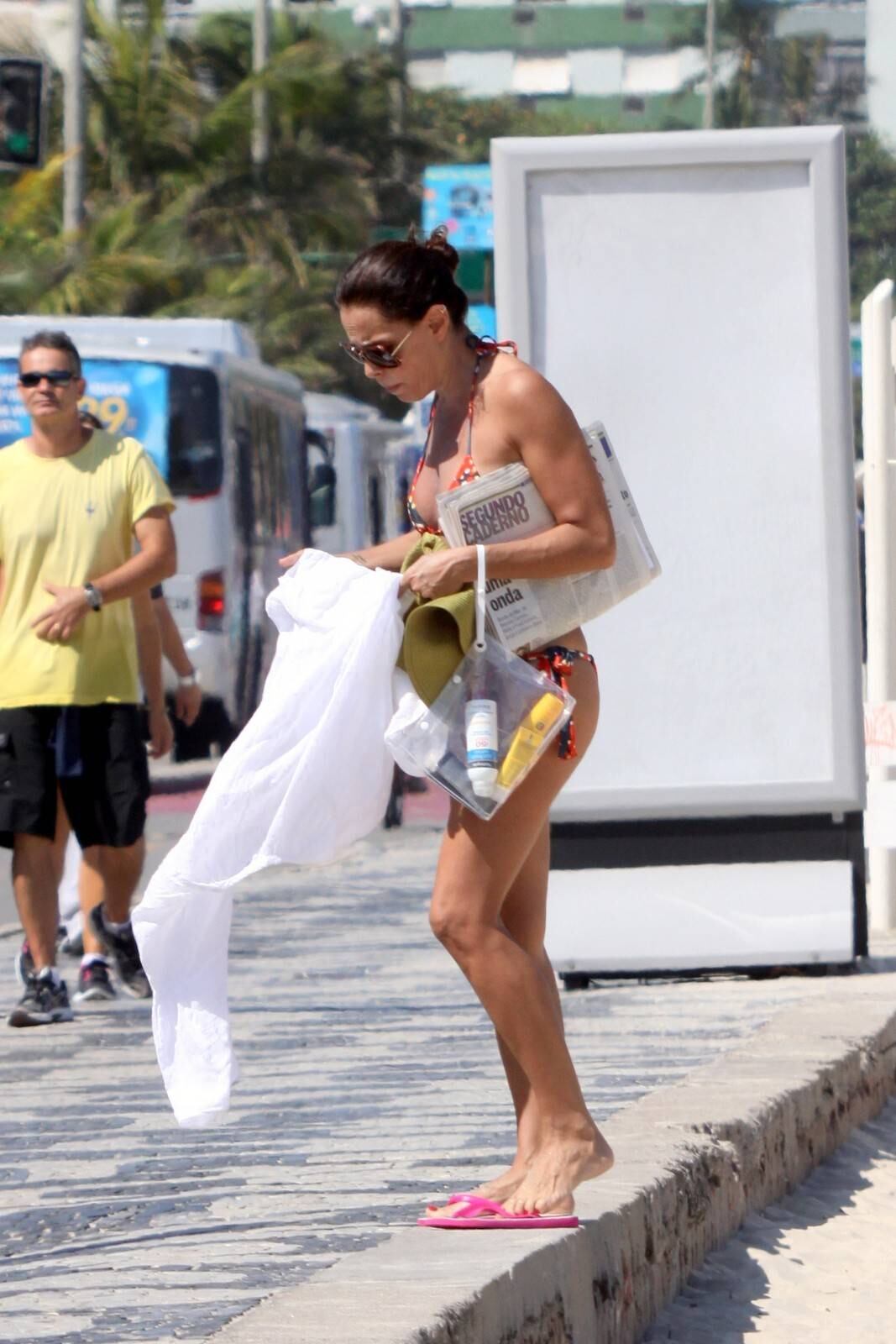 Carolina Ferraz tomou sol com o namorado