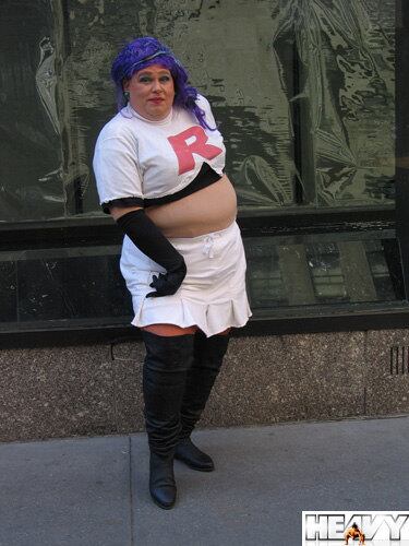 É legal ver um cosplay que une dois personagens do mesmo anime. O figurino pode ser da Trixie, de Speed Racer, mas a pança só pode ser do Gorducho!