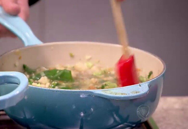 Quando
o frango estiver dourado, acrescente a água. Deixe cozinhar por alguns minutos

• Resista se puder: aprenda a fazer cookies recheados irresistíveis
