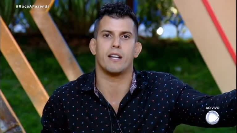 As discussões com Nadja ficaram mais sérias e, após a peoa acusá-lo de agredir a mulher, Sertanejo pediu para o advogado entrar com um processo contra ela 