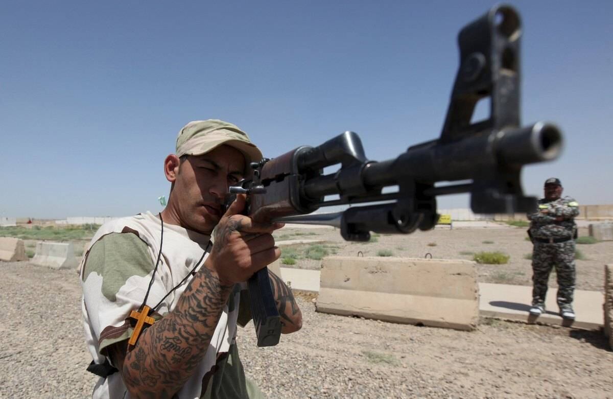 Tanto símbolos cristãos quanto muçulmanos são exibidos na área de treinamento. Estes incluem uma grande cruz afixada a uma parede de concreto com a inscrição "Allahu Akbar" (Deus é o maior) e também a frase "Não há Deus senão Alá"