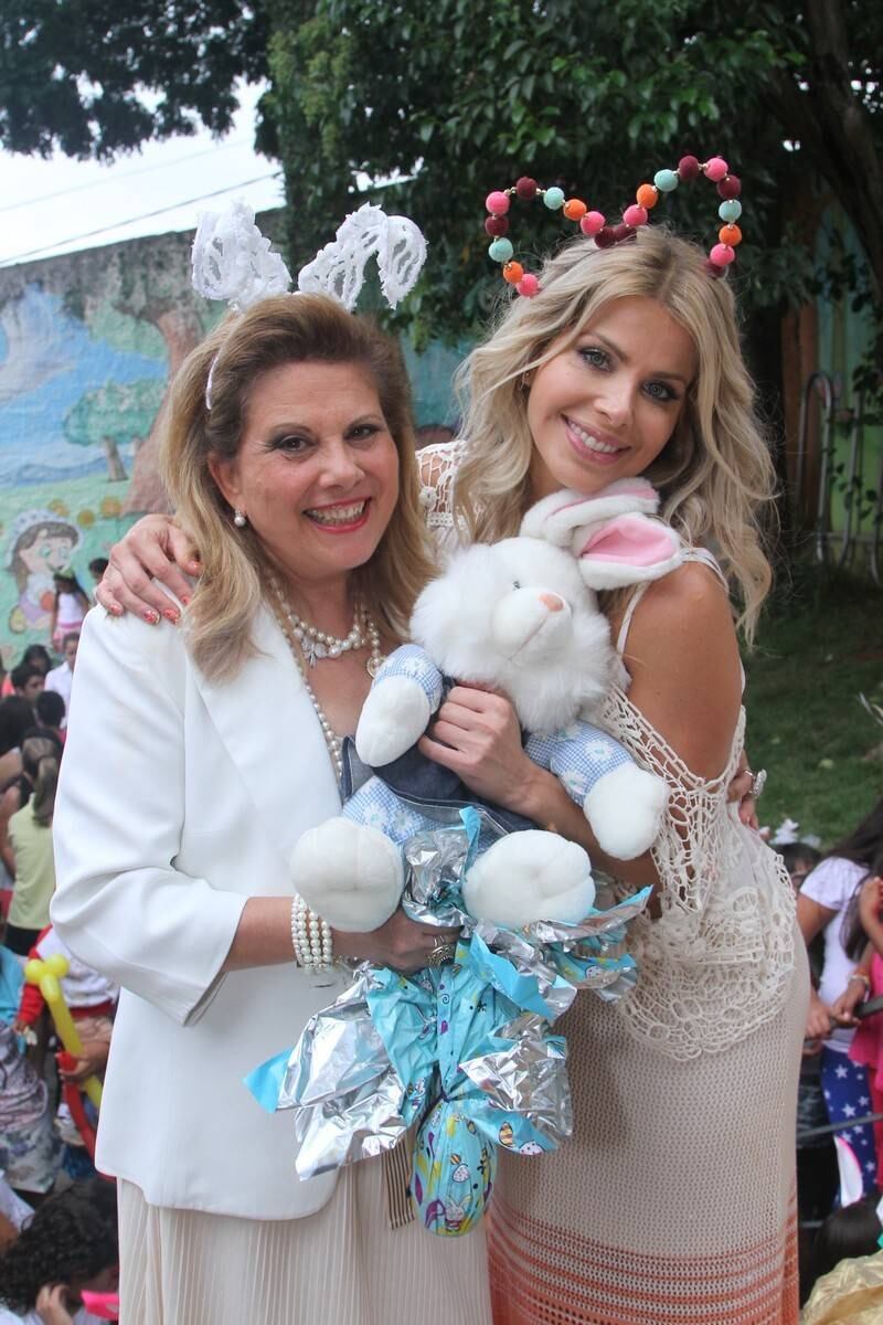 Karina Bacchi organiza superfesta com distribuição de ovos
