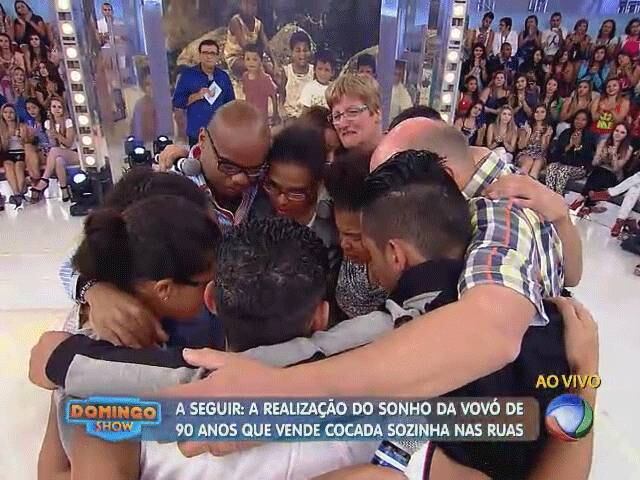 O Domingo Show (1º) contou no último programa a história de duas famílias brasileiras, uma de São Paulo e outra de Santa Catarina, que abriram mão de cuidar de seis crianças há 20 anos por causa de diversos motivos. Elas foram adotadas e criadas por um casal holandês e, agora, retornaram ao Brasil para esclarecer dúvidas e reencontrar os familiares

+ Emoção no Domingo Show! Após 20 anos, jovens adotados por europeus encontram a família biológica

+ Aproveite e confira as matérias do programa Domingo Show

+ Já curtiu a página do Domingo Show no Facebook? É só clicar!

+ Siga o Domingo Show no Twitter e receba conteúdos exclusivos!