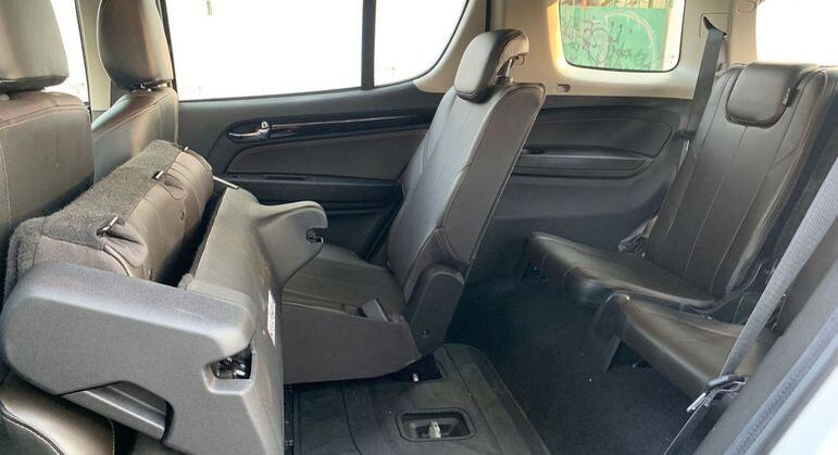 Terceira fileira de bancos acomoda de forma razoável dois adultos