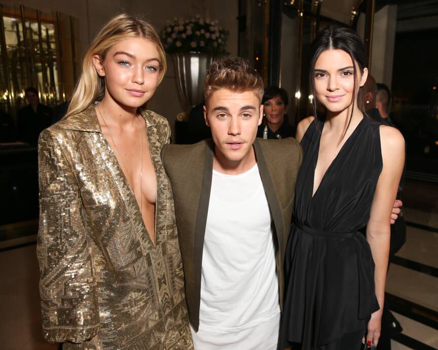 O cantor posou para fotos ao lado da modelo Kendall Jenner
